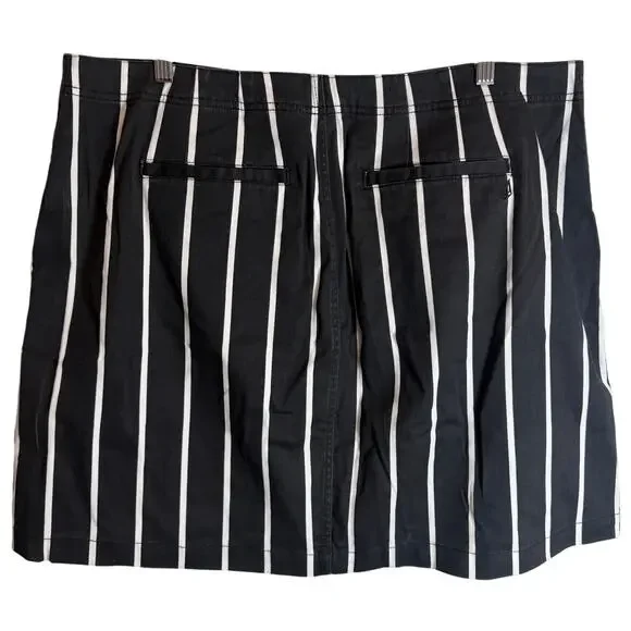 Volcom Frochickie Stripe Mini Skirt Womens 14W Black White Zip Front NWT New - Picture 4 of 10